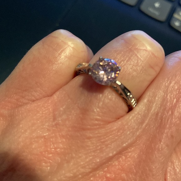 - 🔥HD  Pink solitaire colored ring - Picture 2 of 5